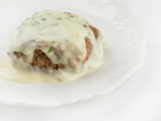 Биточки куриные с сырным соусом